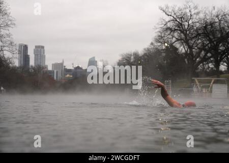 Austin, Texas, USA. 15 gennaio 2024. Il vapore sorge quando l'ORY BARAK completa un'immersione di circa 800 metri il lunedì durante le ore serali e una temperatura esterna di 24 gradi presso la piscina municipale di Barton Springs ad Austin, Texas. Austin è sotto un forte stato di maltempo e di freddo fino a martedì. (Immagine di credito: © Dustin Safranek/ZUMA Press Wire) SOLO USO EDITORIALE! Non per USO commerciale! Foto Stock