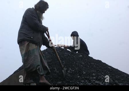 Dhaka, Bangladesh. 16 gennaio 2024. Un camion di consegna viene caricato dai lavoratori di un mercato all'ingrosso di carbone a Dacca. (Immagine di credito: © MD Mehedi Hasan/ZUMA Press Wire) SOLO USO EDITORIALE! Non per USO commerciale! Foto Stock