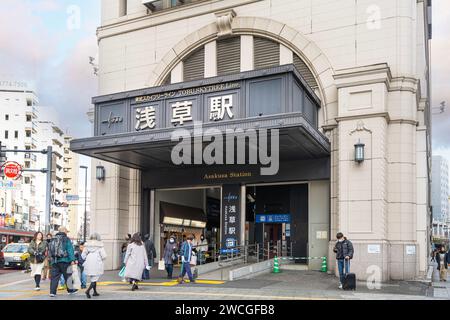 Tokyo, Giappone. Gennaio 2024. Vista esterna dell'entrata della stazione della metropolitana di Asakusa nel centro della città Foto Stock
