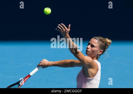 Melbourne, Australia. 16 gennaio 2024. L'italiana CAMILA GIORGI in azione contro la diciottesima testa di serie della Bielorussia VICTORIA AZARENKA sulla Margaret Court Arena in una partita del primo turno del singolare femminile il giorno 3 dell'Australian Open 2024 a Melbourne, in Australia. Sydney Low/Cal Sport Media/Alamy Live News Foto Stock