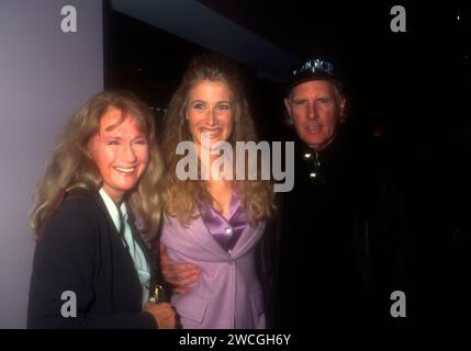 Los Angeles, California, USA 21 novembre 1996 l'attrice Diane Ladd, la figlia Laura Dean e l'attore Bruce Dern assistono alla Citizen Ruth Premiere il 21 novembre 1996 a Los Angeles, California, USA. Foto di Barry King/Alamy Stock Photo Foto Stock