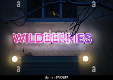 St Pietroburgo, Russia. 15 gennaio 2024. Un espositore presso uno dei punti di prelievo Wildberries a St. Petersburg. Un incendio e' iniziato al magazzino Wildberries a Shushary in St. Pietroburgo la mattina del 13 gennaio. Il Ministero delle situazioni di emergenza ha localizzato l'incendio su un'area di 70 mila metri quadrati. Gli esperti stimano che l'ammontare dei danni sia compreso tra 10 e 20 miliardi di rubli. Wildberries ha già annunciato che intende pagare un indennizzo ai venditori per i beni smarriti. Credito: SOPA Images Limited/Alamy Live News Foto Stock