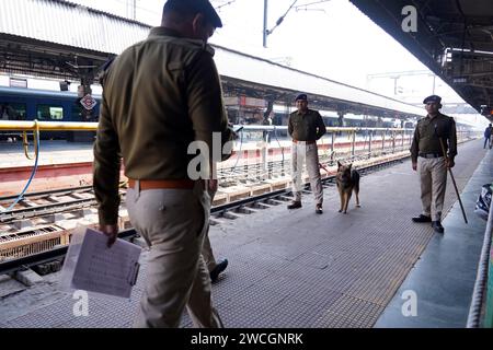 Ajmer, India. 15 gennaio 2024. Stretti accordi di sicurezza quando i pellegrini pakistani arrivano alla stazione ferroviaria di Ajmer con un treno speciale per visitare gli Urs di Sufi Sant Hazrat Khwaja Moinuddin Chishti ad Ajmer, Rajasthan, India, il 15 gennaio 2024. Migliaia di devoti sufi provenienti da diverse parti del mondo si recano al santuario per il festival annuale, in occasione dell'anniversario della morte del santo sufi. Foto di ABACAPRESS.COM Credit: Abaca Press/Alamy Live News Foto Stock