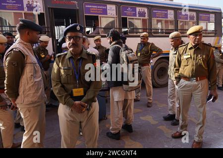 Ajmer, India. 15 gennaio 2024. Stretti accordi di sicurezza quando i pellegrini pakistani arrivano alla stazione ferroviaria di Ajmer con un treno speciale per visitare gli Urs di Sufi Sant Hazrat Khwaja Moinuddin Chishti ad Ajmer, Rajasthan, India, il 15 gennaio 2024. Migliaia di devoti sufi provenienti da diverse parti del mondo si recano al santuario per il festival annuale, in occasione dell'anniversario della morte del santo sufi. Foto di ABACAPRESS.COM Credit: Abaca Press/Alamy Live News Foto Stock