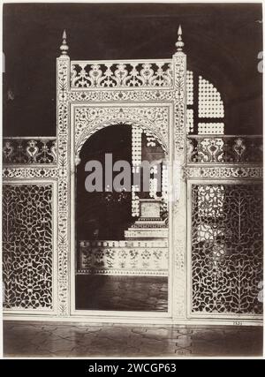 Lo schermo racchiude i sarcofagi all'interno del Taj Mahal, Agra, Uttar Pradesh, India, Samuel Bourne (attribuito a), 1865 - 1866 Fotografia Taj Mahaal carta albumen stampa recinzione, muro, paling. Intaglio  Arti applicate Taj Mahaal Foto Stock