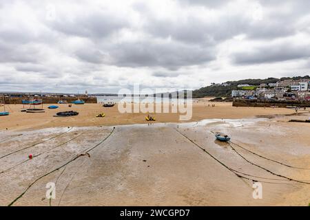 St Ives, in Cornovaglia, autunno 2023, bassa marea sulla spiaggia del porto con linee di ormeggio visibili, faro sul molo di smeatons, Cornovaglia, Inghilterra, 2023 Foto Stock