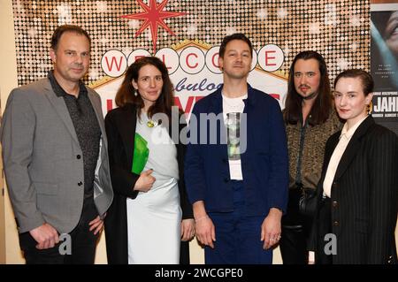 Jan Philip Lange, Julia Malik, Tim-Fabian Hoffmann, Kolja Malik e Susann Schimk bei der Premiere des Kinofilms LasVegas im Kino am Raschplatz. Hannover, 15.01.2024 *** Jan Philip Lange, Julia Malik, Tim Fabian Hoffmann, Kolja Malik e Susann Schimk alla prima del film LasVegas al cinema Raschplatz di Hannover, 15 01 2024 foto:XC.xNiehausx/xFuturexImagex lasvegas 4102 Foto Stock