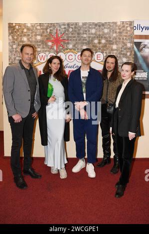 Jan Philip Lange, Julia Malik, Tim-Fabian Hoffmann, Kolja Malik e Susann Schimk bei der Premiere des Kinofilms LasVegas im Kino am Raschplatz. Hannover, 15.01.2024 *** Jan Philip Lange, Julia Malik, Tim Fabian Hoffmann, Kolja Malik e Susann Schimk alla prima del film LasVegas al cinema Raschplatz di Hannover, 15 01 2024 foto:XC.xNiehausx/xFuturexImagex lasvegas 4101 Foto Stock