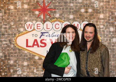 Julia Malik mit Bruder Kolja Malik bei der Premiere des Kinofilms LasVegas im Kino am Raschplatz. Hannover, 15.01.2024 *** Julia Malik con il fratello Kolja Malik alla prima del film LasVegas al cinema Raschplatz di Hannover, 15 01 2024 foto:XC.xNiehausx/xFuturexImagex lasvegas 4110 Foto Stock