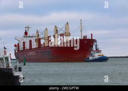 DAS Frachtschiff Indian Bulker läuft am Donnerstag 11.01.2024 in Warnemünde von der Ostsee kommend über den örtlichen Seekanal in den Überseehafen der Hanse- und Universitätsstadt Rostock ein. Der Welthandel ist derzeit durch die Huthi Attacken auf Schiffe im Roten Meer in Gefahr. *** La nave da carico Indian Bulker arriva giovedì 11 01 2024 a Warnemünde dal Mar Baltico attraverso il canale marittimo locale nel porto d'oltremare della città anseatica e universitaria di Rostock il commercio mondiale è attualmente in pericolo a causa degli attacchi Huthi alle navi nel Mar Rosso Foto Stock