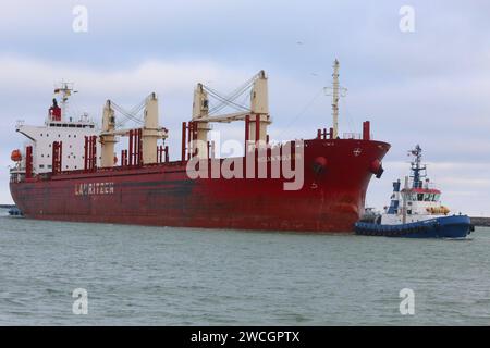 DAS Frachtschiff Indian Bulker läuft am Donnerstag 11.01.2024 in Warnemünde von der Ostsee kommend über den örtlichen Seekanal in den Überseehafen der Hanse- und Universitätsstadt Rostock ein. Der Welthandel ist derzeit durch die Huthi Attacken auf Schiffe im Roten Meer in Gefahr. *** La nave da carico Indian Bulker arriva giovedì 11 01 2024 a Warnemünde dal Mar Baltico attraverso il canale marittimo locale nel porto d'oltremare della città anseatica e universitaria di Rostock il commercio mondiale è attualmente in pericolo a causa degli attacchi Huthi alle navi nel Mar Rosso Foto Stock