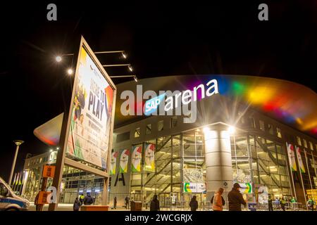 Ripresa notturna della SAP Arena di Mannheim durante una partita dell'European Handball Championship 2024 Foto Stock