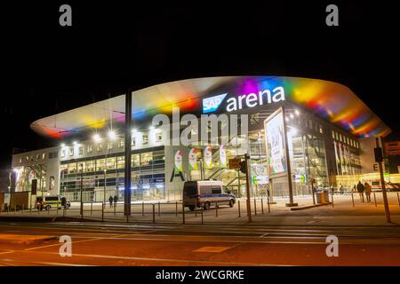 Ripresa notturna della SAP Arena di Mannheim durante una partita dell'European Handball Championship 2024 Foto Stock