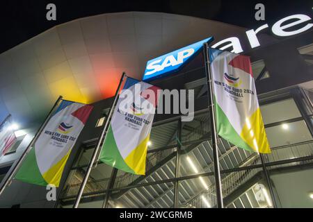 Ripresa notturna della SAP Arena di Mannheim durante una partita dell'European Handball Championship 2024 Foto Stock