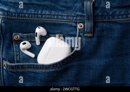 Antalya, Turchia - 15 gennaio 2024: Cuffie wireless bianche Apple AirPods 3 Foto Stock