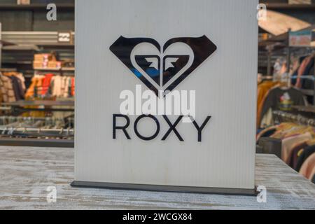 Bordeaux , Francia - 01 14 2024 : roxy shop logo del marchio e cartellonistica interna fashion surf store Foto Stock