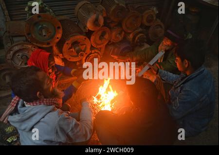 Nuova Delhi, Delhi, India. 16 gennaio 2024. Le persone si vedono riscaldarsi vicino a un falò in una fredda mattinata nei vecchi quartieri di nuova Delhi il 16 gennaio 2024 (Credit Image: © Deep Nair/ZUMA Press Wire) SOLO PER USO EDITORIALE! Non per USO commerciale! Foto Stock