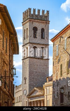 Assisi, Umbria, Italia - Torre del popolo in Piazza del comune Foto Stock