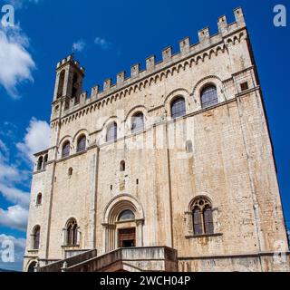 Gubbio, Umbria, Italia - Palazzo dei Consoli architettura gotica, edificio civico nel centro storico del XIV secolo Foto Stock