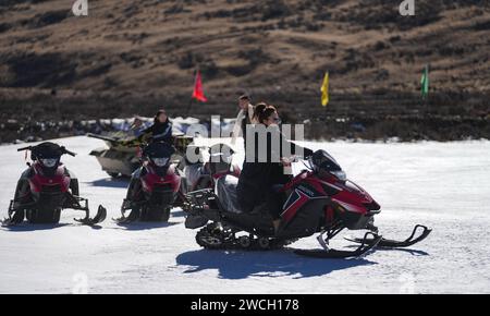 Lhasa, regione autonoma cinese di Xizang. 13 gennaio 2024. I visitatori possono provare un giro in motocicletta nella prima stazione sciistica di Xizang nel villaggio di Lhalung, nella contea di Maizhokunggar, nella regione autonoma di Xizang nel sud-ovest della Cina, 13 gennaio 2024. La vasta terra della regione autonoma Xizang della Cina sud-occidentale ha celebrato l'apertura della sua prima stazione sciistica in questa stagione della neve, con il resort istituito ad un'altitudine di 4.500 metri ad appena 120 km dal centro di Lhasa. Crediti: Jigme Dorje/Xinhua/Alamy Live News Foto Stock