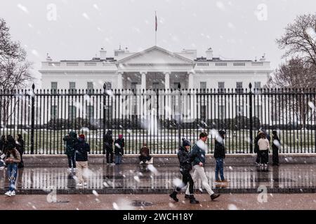 Washington, USA. 16 gennaio 2024. La Casa Bianca è vista durante una nevicata a Washington, DC, negli Stati Uniti, 15 gennaio 2023. Il Washington, D. C. e le sue aree circostanti hanno salutato la prima nevicata del 2024 lunedì, che ha portato al ritardo e alla cancellazione di voli parziali, incidenti stradali e la sospensione delle lezioni scolastiche. Crediti: Aaron Schwartz/Xinhua/Alamy Live News Foto Stock