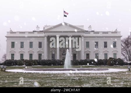 Washington, USA. 16 gennaio 2024. La Casa Bianca è vista durante una nevicata a Washington, DC, negli Stati Uniti, 15 gennaio 2023. Il Washington, D. C. e le sue aree circostanti hanno salutato la prima nevicata del 2024 lunedì, che ha portato al ritardo e alla cancellazione di voli parziali, incidenti stradali e la sospensione delle lezioni scolastiche. Crediti: Aaron Schwartz/Xinhua/Alamy Live News Foto Stock