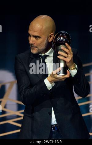 Londra, Gran Bretagna. 15 gennaio 2024. L'allenatore del Manchester City Pep Guardiola riceve il premio come miglior allenatore maschile durante i Best FIFA Football Awards 2023 a Londra, in Gran Bretagna, il 15 gennaio 2024. Crediti: Stephen Chung/Xinhua/Alamy Live News Foto Stock