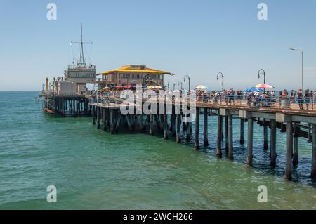 Santa Monica, California, USA - 19 giugno 2016. Molo di Santa Monica visto dalla spiaggia Foto Stock