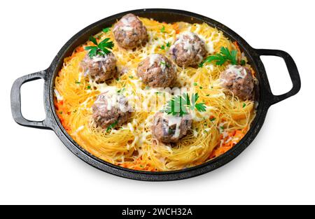Nidi di pasta con polpette e salsa di pomodoro su fondo bianco isolato Foto Stock