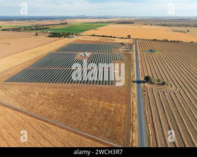 Vista aerea di una fattoria solare tra i campi coltivati a Moolort nel Victoria centrale, Australia. Foto Stock