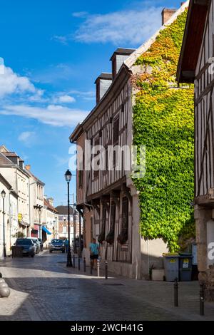 Aÿ, Francia - 23 luglio 2020: Case a schiera in legno nel centro della città. Foto Stock