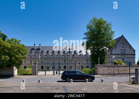 Châlons-en-Champagne, Francia - giugno 25 2020: La Maison de la région è un ufficio governativo regionale situato vicino a porte Sainte-Croix. Foto Stock