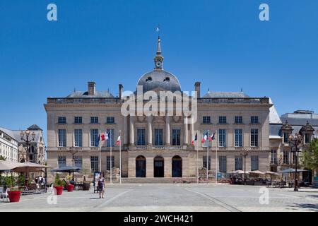 Châlons-en-Champagne, Francia - giugno 25 2020: Il municipio è l'edificio che ospita le istituzioni comunali dal 1776. Foto Stock