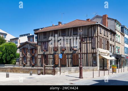 Châlons-en-Champagne, Francia - giugno 25 2020: Casa a graticcio lungo il fiume Nau nel centro della città. Foto Stock