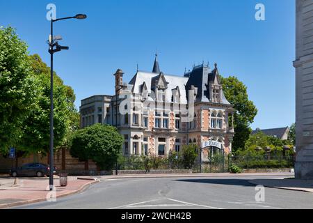 Châlons-en-Champagne, Francia - giugno 25 2020: Il Castel Maria Antonietta è un palazzo neogotico costruito nel 1890 da Eugène Napoléon-Cochery Foto Stock