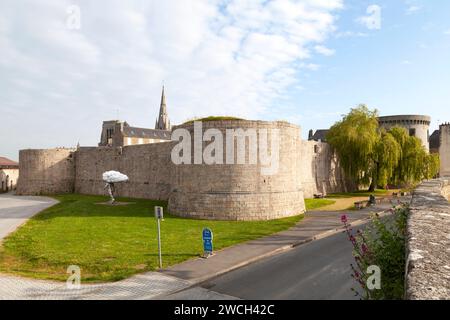 Guingamp, Francia - 4 maggio 2022: Il castello di Pierre II è un ex castello fortificato, risalente all'inizio dell'XI secolo, situato nella città di G Foto Stock