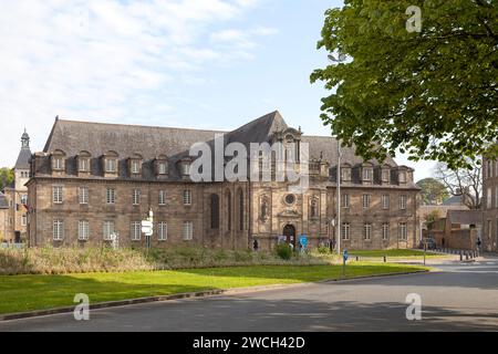 Guingamp, Francia - 4 maggio 2022: Il municipio di Guingamp è un ex monastero appartenente alle suore agostiniane della Misericordia di Gesù. Foto Stock