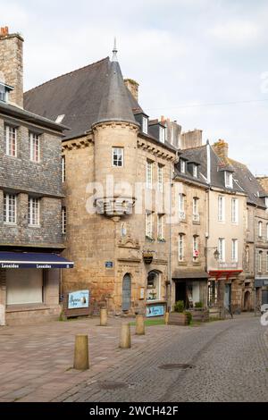 Guingamp, Francia - 4 maggio 2022: La casa di Anne de Bretagne e la sua torretta all'angolo della basilica. Foto Stock