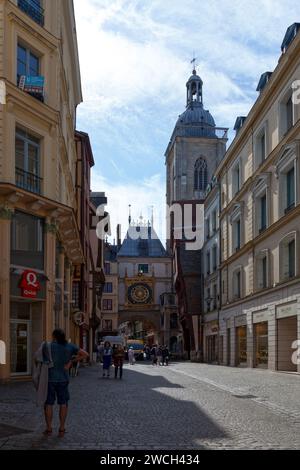 Rouen, francia - 21 luglio 2017: Le Gros-Horloge è un orologio astronomico storico del XIV secolo posto su un arco rinascimentale con incisioni dettagliate. Foto Stock