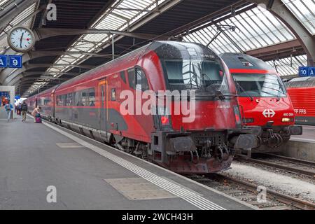 Zurigo, Svizzera - 13 giugno 2018: Il Railjet, un treno ad alta velocità delle Ferrovie federali austriache (ÖBB) nella stazione ferroviaria di Zürich HB. Foto Stock