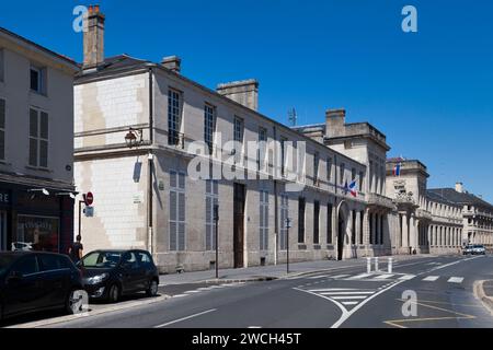 Châlons-en-Champagne, Francia - giugno 25 2020: La Prefettura della Marna si trova nel centro della città di fronte agli archivi dipartimentali di Marna. Foto Stock