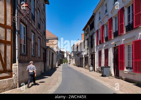 Châlons-en-Champagne, Francia - giugno 25 2020: Rue de Chastillon fiancheggiata da case in legno. Foto Stock
