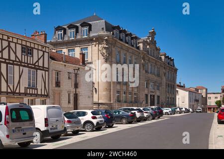 Châlons-en-Champagne, Francia - giugno 25 2020: L'ex ufficio postale principale situato in rue de la Trinité (vicino alla cattedrale) è un edificio cocostruito nel 1914 Foto Stock