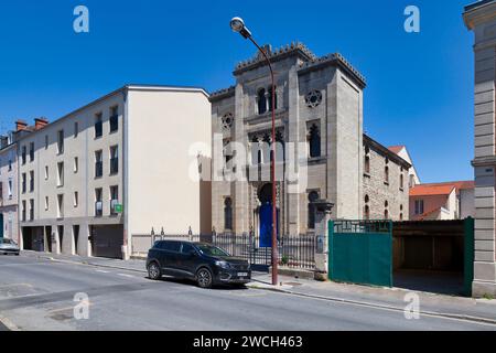 Châlons-en-Champagne, Francia - giugno 25 2020: La sinagoga di Châlons-en-Champagne è stata costruita su progetto dell'architetto Alexis Vagny e inaugurata Foto Stock
