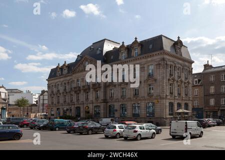 Saint-Brieuc, Francia - 9 maggio 2022: Ufficio postale principale nel centro della città, di fronte al teatro. Foto Stock