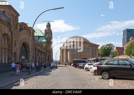 Amburgo, Germania - giugno 30 2019: Il St Pauli Elba Tunnel (tedesco: St Pauli Elbtunnel) all'esterno di St Pauli Piers (tedesco: St Pauli Landungsbrücken Foto Stock