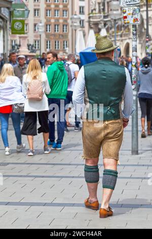 Monaco di Baviera, Germania - maggio 30 2019: Uomo in abbigliamento tradizionale a piedi nel centro della città. Foto Stock