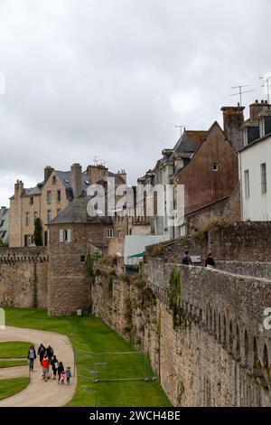 Vannes, Francia - luglio 26 2017: Persone che camminano nei Jardins des Remparts (Giardini dei bastioni) accanto al Tour Poudrière whitch fa parte del r Foto Stock