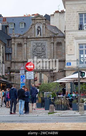 Vannes, Francia - luglio 26 2017: Porte Saint Vincent nella città vecchia di fronte al porto turistico. Foto Stock