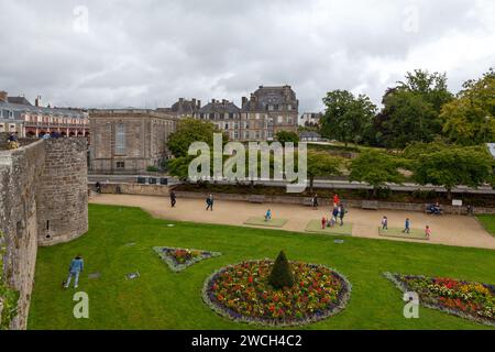 Vannes, Francia - luglio 26 2017: Jardins des Remparts (Giardini dei bastioni) visti dai bastioni della città vecchia di Vannes con dietro, il Pré Foto Stock